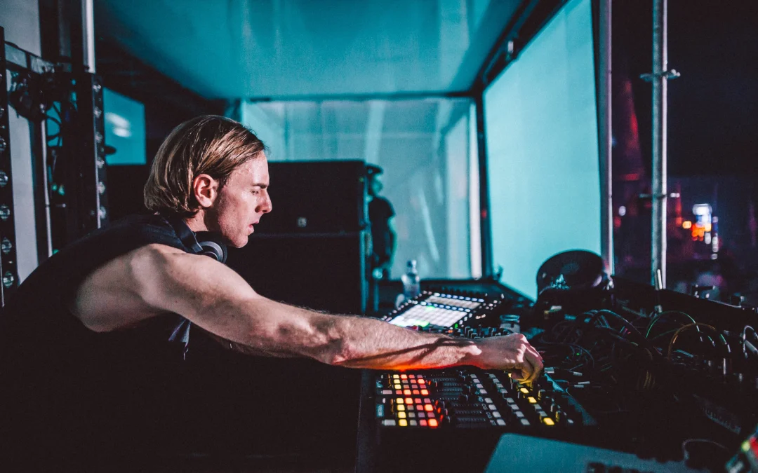 Close Combined – Richie Hawtin Live